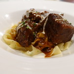 ビストロ ダイア - 牛ランプの黒ビール煮と自家製フェットチーネ