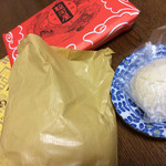 駿河屋 - 「福福しゅうまい」と「福福まんじゅう」。
            饅頭は小ぶりです。