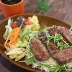 バックヤード カフェ - 霜降り肉でやみつき。ステーキ丼