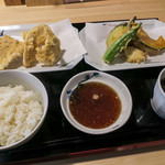 陣屋 - 「とり天定食」（650円）。大分名物のとり天。鶏×5、野菜×4。ボリュームもシッカリ。