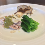 クロモリ - 前菜
      蒸し鶏のふきのとうソース
      小松菜の葱オイル和え
      アワビ茸のXO醤ソース