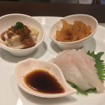 クロモリ - 前菜
      くらげ冷菜
      平目の昆布〆椒麻ソース
      伊達鶏とうどの棒々鶏