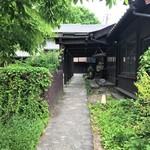 灯屋 - 新緑に包まれたアプローチ