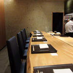 このカウンターの他に個室も(2017年1月)