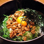 Udommeshibunsuke - とりめし￥６50　文助でしか食べられない丼　ピリ辛に煮た鶏としそ、卵の黄身の絶妙なハーモニー