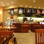 タリーズコーヒー 大泉学園店 - 店内は広くていい雰囲気です