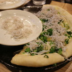やきとん えん家 - 筍？としらすのピザ