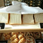 オールデイダイニング オアシスガーデン - いろんなパン。食パンはトースターで焼ける。