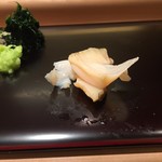 鮨みなと - でっかいまつぶを先ずいただきます。生海苔との相性も抜群でした。