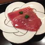 鮨みなと - 鰹を軽く漬けてすりつぶしたあさつきを乗せるとニンニクのような風味が