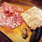 レティコ - お肉屋さんの盛り合わせ（生ハム、サラミ、パテ）／Ｓ￥850
