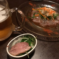 ビストロボンノ - 手前は突き出しの一品。野菜の上に鴨ロースが。奥は真鯛のカルパッチョ。涼しげな盛り付けです。生ビールは、コロンとしたジョッキで♪