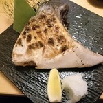 熟成魚と日本酒と藁焼き 中権丸 - 炭焼き　本日のかま焼き　鰤
