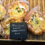 菓子とパン 大楠 - きのことベーコンのもちもちピザ(420円)