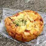 菓子とパン 大楠 - きのことベーコンのもちもちピザ(420円)