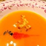 ドゥ・ラパン - ニンジンのスープ シュー生地で書いた寿が浮いています。