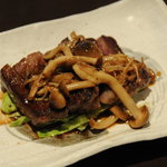 旬菜食堂まんま家 - 牛腹身肉和風ステーキキノコ添え