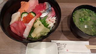 Ujiie Shouten - 海鮮丼
                        