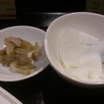 大連菜館 - ・ランチのザーサイと杏仁豆腐