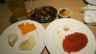 Waya - 「トマトのサラダ」「手羽先(30円/本)」「チーズの盛り合わせ」「ジンジャーハイボール」
