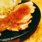 とん喜 - 焼き上がりで厚み1㎝？の豚ロースが２枚。