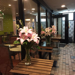 オリエンタルキッチン アンジュナ 恵比寿代官山店 - エントランスには見事なユリの花