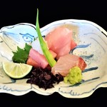 祇園もりわき - 『金目鯛の昆布締め』『本まぐろ とろ』『いさき』のお造り(さや大根添え)～!! 『金目鯛の昆布締め』は、身がほどよく締まって あまうま～!! 『本まぐろ とろ』は、脂がのっていて とろうま～！！(≧∇≦)b ｸﾞｯ!!