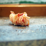 寿司栄 - 閖上（ゆりあげ）の赤貝の握り