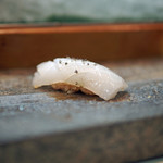 寿司栄 - アオリイカの握り、イカ墨で作った塩を上からパラっと！