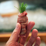 寿司栄 - マグロの砂ずりの巻物、芽ネギを挟んで