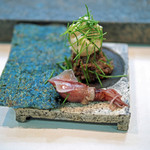 寿司栄 - ホタルイカとホタルイカの叩きの摘み、叩きの上にのっているの泡が醤油、海苔を添えて