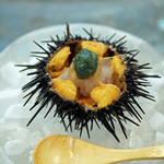 寿司栄 - 青森八戸の紫雲丹と白海老、生のクチコの摘み、甘海老の卵の塩辛（緑）を添えて