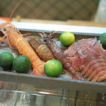 寿司栄 - 左から赤座海老、獅子海老、葡萄海老、団扇海老を載せたお盆