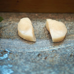 寿司栄 - まだ生きている天然のホタテの摘み