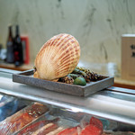 寿司栄 - 貝の方には年輪が入っている