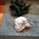 寿司栄 - 朝じめの大原の鯛、皮目は焼霜にしている...泡は橙の泡...の摘み