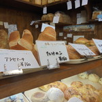 Saas-Fee - 店舗奥のショーケースとその上にもパンはいっぱい