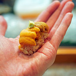 寿司栄 - 白（紫雲丹）と赤（馬糞雲丹）の握り