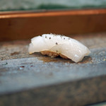 寿司栄 - アオリイカの握り、イカ墨で作った塩を上からパラっと！