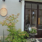 米安珈琲 - 春らしい店舗前