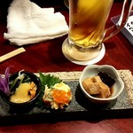 魚酔庭 - ビールにお通し
      今日はどんなお通しかなぁ♡
      お通しが楽しみなお店は珍しい
