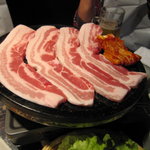 韓国亭豚や - 色鮮やかで、厚みのある豚の3枚肉。