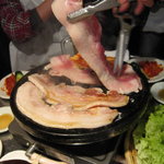 韓国亭豚や - ジュ～ジュ～、焼ける音。お肉の焼けるイイにおい。