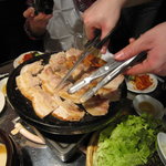韓国亭豚や - ジュ～ジュ～、焼ける音。お肉の焼けるイイにおい。