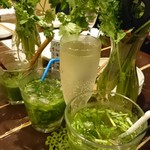 Asian Food ＆ Bar Bagus - 奥から、パクチースムージー、パクチーモヒート、スパークリングワイン、パクチーハイ