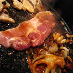 韓国亭豚や - ポップンジャエキス（コリアンラズベリー）に漬け込まれたお肉。