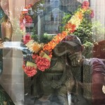 ナイルレストラン - ガラスの向こうに「ガネ様」