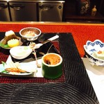 湯回廊 菊屋 - 夕食。先付と前菜。