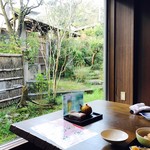 湯回廊 菊屋 - 朝食会場の席から見える庭園