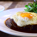 TORO'S - ハンバーグステーキ（180g）＠税込900円＋目玉焼き＠税込100円：ライス少なめで、−50円です。